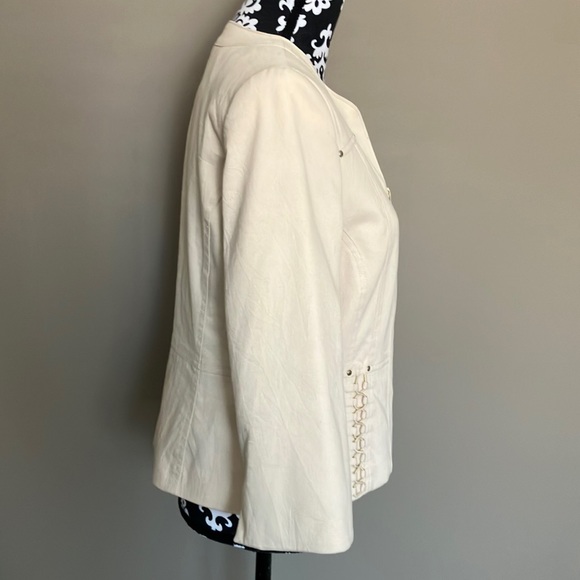 Just listed💙Cute & practical cream zip blazer w/3/4 arms & lacing detail - Picture 4 of 15